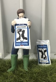 WM078B - Agricultor vaciando una bolsa de alimento para vacas