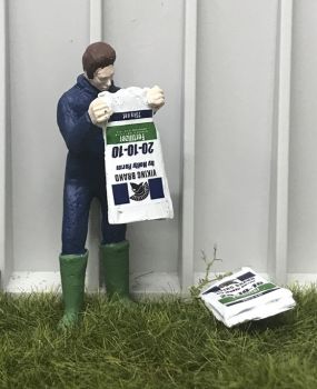 WM078D - Agricultor vaciando una bolsa de fertilizante