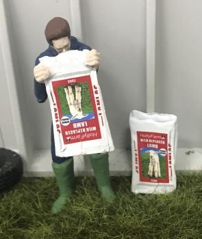 WM078F - Granjero vaciando una bolsa de leche en polvo para corderos