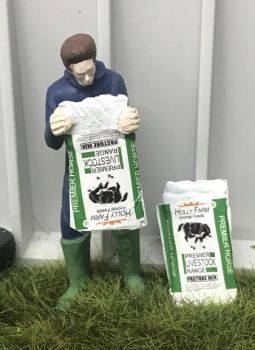 WM078J - Granjero vaciando una bolsa de alimento para caballos