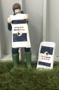 WM078O - Granjero vaciando una bolsa de leche para terneros